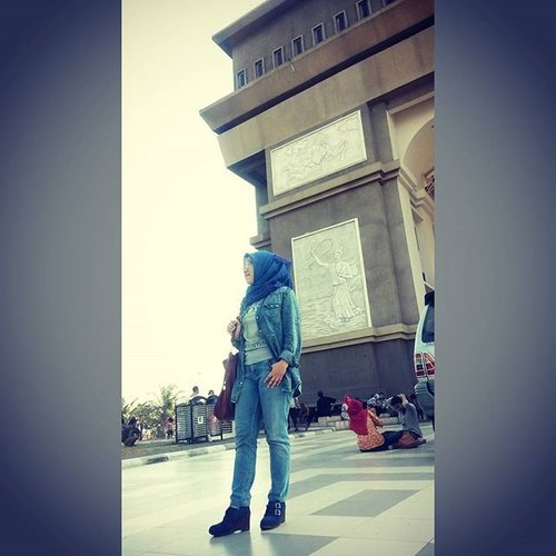 Monumen simpang lima kediri #ClozetteID #hijaboutfit #hijabstyleindonesia #hijabootdindo #inspirasihijaboutfit # instadaily #GoDiscover #TravelInStyle #cordovatravel 