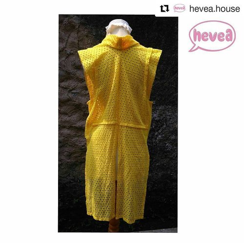 Back to you! 
#Repost @hevea.house
・・・
.
Backslit in the middle. 
Kawaii Matsuri series.
Look #2
.
Info:
hevea.house@yahoo.com
.
.
#yellow #haori #outer #longcoat #kawaii #matsuri #kawaiimatsuriseries #ennichisai #ennichisaiblokm #ennichisai2017 #hevea #heveahouse #heveahouseXennichisai #hetinovela #origami #lookbook #fashion #fashionstylist #fashionblogger #fashionbuyer #fashionworld #clozette #clozetteid
