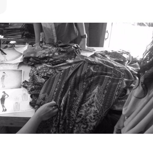 Road to #IFW2015 ❤️ bismillaah.. Tetap semangat ya matahariku @megajannaty @mindalubis @swanstwenty 
#clozette #clozetteid #clozettegirl #fabric #roadtoIFW2015 #batik #batiklover #dayandnight #fashiondesigner #fashionid