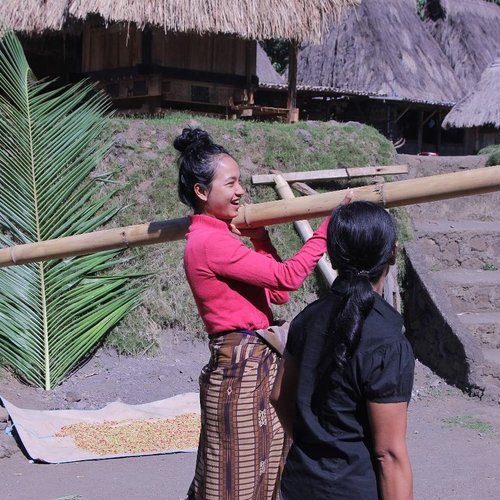 My random moment today...
.
.
.
That 4m bamboo ... do you think it's heavy or not? 😁 let's bring it home, baby! Your balance = the key 😎
.
.
.
act like local at Tololela Traditional Village - Ngada - Flores.. 💙
#clozetteid  #liveindesigner #IKKON2016 #Tololela #Ngada #Flores #NTT #exploreNgada #actlocal #sofiadewiikkondiary #sofiadewitraveldiary #liveinmanumanu #throwback 📸 By @priyanta_gk