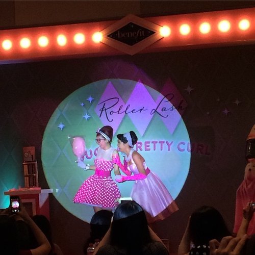 Got surprised show from this beautiful dancer from @benefitcosmeticsindonesia at #ROLLWITHINDO just now.. ❤️ fresh and fun and very excited for the next surprise after this ... 💃💃💃 I love whole package of those girls 😍😍😘😘❤️❤️ #benefitcosmetics #rollerlash #blogger #beautyblogger #clozetteid #clozettegirl #clozetteambassador