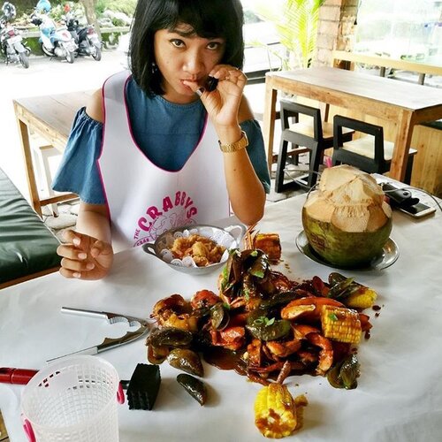 Sampai Jogja langsung mampir @thecrabbys .. sengaja gak sarapan dr magelang 😋
.
.
.
Kali ini .. pesen monster crab! Kirain cuma ditambah 2 kepiting aja dari witch crab ternyataaa.. semua dikaliin 2 😂😂 kekenyangaaan banget.. bakalan tahan sampai sore niy! Memang seharusnya ini untuk 4 orang tapi maruk aja dimakan berdua hahaha
.
.
.
Saosnya pake saos yang apa? sofi belom bosen sama saos special a la crabbys, jd selalu pake itu. Dan sekarang ada pilihan levelnya .. dari 0-3. pilih level 1 aja udah kepanasan nih.. cukup deh 😂😂
.
.
.
The crabbys punya banyak pilihan menu baru. buku menunya sekarang gak cuma selembar. Menggiurkan ya? Tapi kalo kamu alergi seafood, jangan dipaksakan ke sini ya. Kecuali kamu bisa makan ikan juga.. ada menu ikan di sini 😋
.
.
.
Selamat brunchie everyone! .
.
.
#clozetteid #sofiadewitraveldiary #sofiadewiculinarydiary #kulinerjogja #foodgram #foodism #foodgasm #brunchtime #instafood #makananjogja #seafoodjogja #seafoodjakal #thecrabbys
.
.
Pic by 💗 woof you!