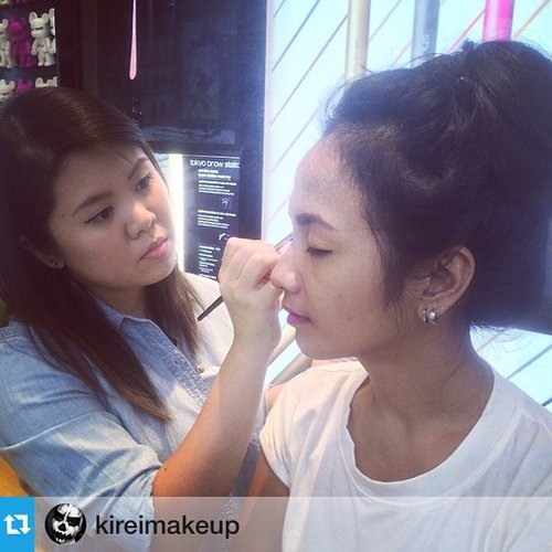 It's me!! It's me!! With my fairy godmother 🙈🙈👯👯👯👯 #Repost @kireimakeup with @repostapp. ・・・ Unofficial Shu makeup artist for the day 😂😂😂 of course with permission from @reginawidjaja 😘 I'm telling you guys need to go to @shuuemuraid Emporium this weekend! Snap a photo inside the boutique and get the chance to win a Prize! Not to mention try out all the gorgeous eyeshadows!!!! 😆😆😆 Heaven for all makeup lovers I tell ya! ———————————————
#clozetteid #shubear #shubabes #shulashes #shuuemura #shupluitopening #makeupartist #indonesianblogger #indonesianbeautyblogger #jakarta #mua #jktmua #makeup #cosmetics #eyeshadow #shupluitopening