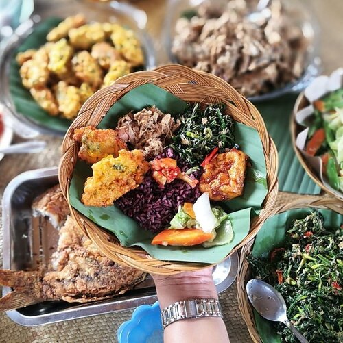 #MakananToraja 
#TobaranaSadan
.
.
.
Tongkonan To'barana di pinggiran Sungai Sa'dan ini cantik banget .. Tapi hal lain yang berkesan banget adalah makanannya .. .
.
.
Menu makanan ini dimasak sama rombongan Mama Sabbi (To'barana Master Weaver) .. favoritku adalah nasi hitam dan perkedel jagung-nya 😋 .
.
.
Menjelang ramadhan .. langsung makin kangen karena belum bisa ke Toraja bulan ini, mau ke area lain dulu! .
.
.
Jam segini udah ada plan makan siang dimana kamu, gaes...? #clozetteid #Lifestyle #Tobarana #SungaiSadan #TorajaCulinary #ExploreTorajaUtara #Travel #Traveling #MakanMakan #JalanJalan  #TorajaMeloTravel #LeicaShot #HuaweiP9