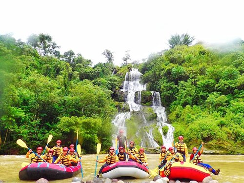 Rafting di Toraja Utara.. .
.
Moment terbaik Sopiah di trip ke Toraja bulan lalu bersama Empowering Youths of ASEAN .. Keseruan selama 3 jam ini pengen banget diulang lagi! 
Belasan air terjun di kanan kiri... Lihat biawak, iguana, burung-burung .. Batuan alam, pepohonan .. Siapa yang bisa move on? 
Cerita lengkap sudah up di blog 😍 Buat kamu yang penasaran sama keindahan alam toraja dan mau menikmatinya, kudu baca.. Thanks @torajamelo_travel for having us! 
#clozetteid 
#Lifestyle #traveler #traveling #soulfultravel #raftingtorjaa #exploretoraja #visitToraja #ASEANYouth #torajamelotravel #VisitTorajaUtara #watersport #wanderlust