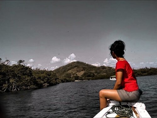 17 Pulau Riung - Ngada 📸

Menanti Mbou (Komodo emas-nya Ngada) bonus barisan kelelawar pulang ke rumah .. 

Mbou adalah Komodo warna emas khas Riung. Pernah lihat fotonya di cover majalah Salah satu maskapai Indonesia saat kami terbang ke Ngada. Cantik banget, kulitnya nampak lebih halus Dan mengkilat dari Komodo di Labuan Bajo.

🇲🇨
🇲🇨

Oktober 2016,
Yup, it's a #throwback trip gengs .. 

Menyambung dari upacara kemarin, selesai Bertugas, Tim kami boleh extend untuk menikmati Alam Ngada, kami ke Riung. Me, fashion designer merangkap bagian administrasi & keuangan Tim, Alhamdulillaah berhasil menghemat banyak biaya supaya Bisa jalan-jalan 💚 bangga banget, beb

Perjalanan darat ditempuh 3-4 jam dari bajawa. Berhenti di beberapa spot untuk foto. Lalu kami menikmati sunset di penginapan, dinner seafood di restoran Dan sabar menunggu pagi. 

Jam6 pagi teng dijemput 2 kapal Dan ... Berlayarlah kami .. 

Berhenti di spot ini Dan menyambut kelelawar pulang. Sambil menunggu Ada Mbou muncul 😆 I wish, Sopiah! Mini Komodo pemalu ini gak Bisa datang gitu Aja keleus .. 

Nah,
Sambil menunggu waktu itu Mas Nigo gak tahan mau berenang, tahu2 byurrrr . Paniklah guidenya, "naik abang Naik! Jangan berenang!"

Mbounya gak muncul tapi gak usah dipancing dengan berenang Juga, wekekeekekeke .. 

Baiklah .. kami gagal jumpa Mbou. Tak apa .. 2017 pun batal padahal dah mau kubawa kambing buat umpan 😆 Karena Terlalu sibuk urusan di Bajawa. 

jadi kapan...?

Bersyukur Indonesia sudah merdeka saat lahir ke dunia, jadi Bisa menikmati Alam dengan bebas. Termasuk traveling ke bagian timur seperti ini. 

Ada yang mau kenalan sama Mbou bersamaku di  trip berikutnya? 

#clozetteid #lifestyle #travel #justtravel #girlslovetotravel #girlsborntotravel #goingeast #sofiadewitraveldiary