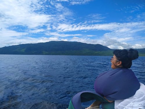 Merindukan langit biru, awan putih, pulau-pulau kecil dan ... Air laut 📸
.
.
.
.
Aku yang sudah takut berenang tanpa pelampung ini, tetap enggak takut stay di depan 🤣 Yang serem malah yang fotoin "jangaaaannnn banyak geraaakkk wooii" 🤗🤗 .
.
.
.
Selamat menikmati weekend ya gaes .. 🙋 
#Clozetteid #Lifestyle #Travel 
#BidukBidukTrip #ExploreKalimantan #WonderfulIndonesia #SofiaDewiTravelDiary