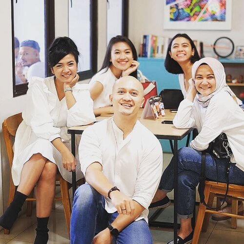 #SofiaBirthdayLunch 
9 November 2019 
Wearing white with purpose .. .
.
.
Weeiiii...
Jarang banget bisa ngumpulin kumplit ber-5 begini formasinya 🤗💙
.
.
.
Kenal sejak 2008 sama mas @tommyprabowo duluan saat dia masih di I-radio dan ai di Trinity .. disambung kenal @cutauzria saat dia di Casio Japan dan ai tugas di Sherina Munaf .. lalu melebar kenal @jeniainovamira dan @waoderadiatna tahun 2019 yah saat bikin baju ke @sofiadewi.co 🤗 .
.
.
Sehat selalu ... Kompak selalu .. thank you do'a dan kado-nya .. 🤗 Love you guys to the moon, mampir pluto dulu baru balik ke bumi 😘😘 sejauh ituuuuu
.
.
.
selamat menikmati hari senin, teman-teman 🙋 jangan lupa selalu ketawa lebar kayak kami ini yaaa sepanjang hari ini 💙📸
#clozetteid #lifestyle #alkisahrasa 📸 @tukangngider di @alkisah.rasa