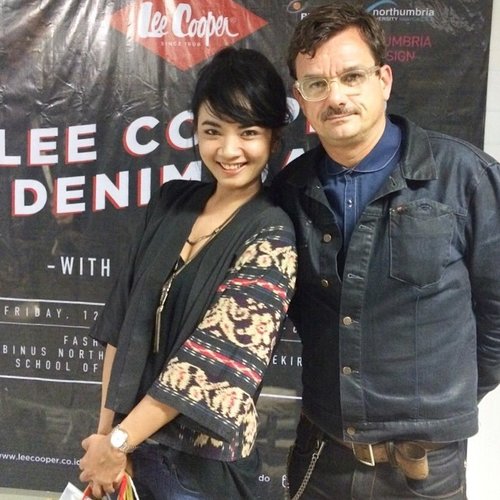 #DenimDay with @leecooperindo and Mr Tillman Wrobel.. he share us soooo many tips and how the best way to wearing and taking care our jeans.. how to make the jeans conditions even for 20years ages.. I'm so lucky to have a chance to met him today.. thanks #leecooperindonesia for all of this.. Mr Tillman Wrobel is an expertise designer concultant for so many worldwide brands.. adidas.. roxy.. quicksilver.. DC shoes and ofcourse #LeeCooper 👍🏻👍🏻👍🏻 so happy to join the event with Binus Fashion College, the students are sooo amazing.. alhamdulillaah for this opportunity.. thank you 🙏😊 #clozette #clozetteid #clozettegirl #clozetteambassador #leecooperindonesia #binushanglekir #fashionworkshop #fashionid #londonjeans #swanstwenty #casio