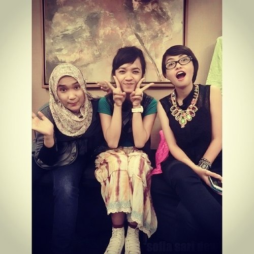 With Azminda Lubis and Titaz P at CIMB Niaga fashion bazaar last week..
thanks for coming and shopping, girls!!