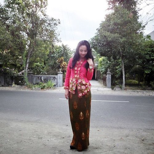 Day 2 silaturahim.... wearing @swanstwenty kebaya encim red and cleo skirt (garuda) ❤️ watch by @casioid sheen.. Eid mubarak, everyone... 🙏😇 #clozette #clozetteid #clozettegirl #clozetteambassador #swanstwenty #modernIndonesia #cantikIndonesia #fashionid #eidmubarak1436H #kebaya #sofiadewikebaya #sofiadewifashiondiary