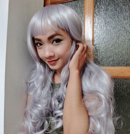 The weekend is loading... I have a good time this morning with @dandanmurah 💕 Thank you for this silver wig ! all the way from HK..with a local shipping cost 😱What a fun online shopping at www.dandanmurah.com ! my stuff arrived home less than 2 weeks! so fast!thank you 😘😘 do u like my new look..? 😬#sofiadewibeautydiary #sofiadewifashiondiary #sofiadewixdandanmurah #clozetteid #clozette #HK #wig #silverhair #silverwig #newlook
