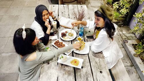 1 universe .. 9 planets.. 204 countries .. 809 islands .. 7 seas .. Billions peoples .. .
.
.
And I had a privilige to meet you .. .
.
.
#throwback Monday ❤️ breakfast day dream.. Mamaci dear @niar_ningrum & @dewinthemorning , all the way from Malang and Sidoarjo, meluangkan waktu untuk ketemu Sopiah di Surabaya, nemenin nginep dan makan-makan plus foto-foto .. next destination : mana dulu? jogja? Bromo? 😁
.
.
.
Have a great MONDAY, everyone 🙋
#Clozetteid #Lifestyle #BloggerSquad