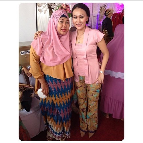 Repost from @noviantisafitri ❤️ Look how gorgeous she is ❤️ mix and match @swanstwenty kutubaru and savaona batik pants 😍 sweet sweet pink.. Both of them look chic with their look .. Am I right? 
Thanks, darling.. For sharing us the inspiration 😘 #clozette #clozetteid #swanstwenty #kutubaru #casual #batikchic #cantikindonesia #modernindonesia #wedding #pink #dusty #swanstwentycustomer @clozetteid