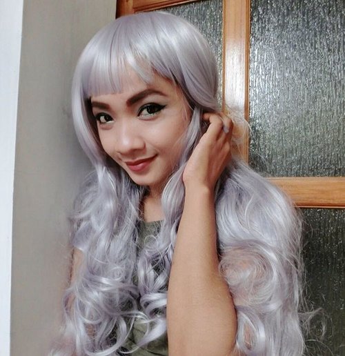 The weekend is loading... I have a good time this morning with @dandanmurah 💕 Thank you for this silver wig ! all the way from HK..with a local shipping cost 😱

What a fun online shopping at www.dandanmurah.com ! my stuff arrived home less than 2 weeks! so fast! not only wigs .. #dandanmurahdotcom also have looooots of accessories to catch up!! go check them now! 
thank you 😘😘 do u like my new look..? 😬

#sofiadewibeautydiary #sofiadewifashiondiary #sofiadewixdandanmurah #clozetteid #clozette #HK #wig #silverhair #silverwig #newlook #lifestyleblogger #fashionblogger #beautyblogger #bloggerbabesasia