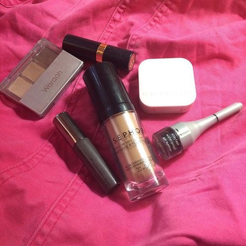 This is all I have tonight.. I didn't bring another make up kit on my bag.. we'll see what I can do with this stuff tomorrow...... have a good sleep.. and good night 😇🙏😴😴 #makeup #clozetteid #sofiadewimakeupdiary #sephora #wardah #benefitcosmeticIndonesja #maybelline #revlon #weekend