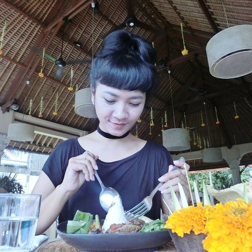 Selamat Pagi! New blog post sudah up di www.sofiadewi.com.. Pas ke Bali minggu lalu, di perjalanan ke Denpasar dari Ubud melihat sebuah restoran di kanan jalan. Namanya Indus, bagian dari Casa Luna.. Langsung deh melipir dan mampir.. .
.
Nyicipin Nasi Ayam Betutu sama Nasi Campur Bali. Selengkapnya bisa langsung klik www.bit.ly/sofiavisitINDUS 😘
.
.
. 
have a good day! 
#sofiadewitraveldiary #sofiadewiculunarydiary #kulinerbali #indusrestaurant #indusubud #casaluna #visitbali #jalanjalan #exploreubud #lifestyle #clozetteid #foodblogger