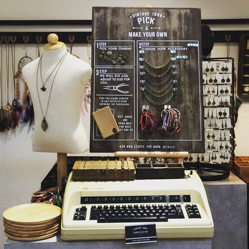 Vintage 1988 - Tokyo Street - Pavilion KL.. custom your personal stuffs here! you'll find a way to get the best of yours 😉 #vintage1988 #PavilionKL #visitKL #sofiadewitraveldiary #sofiadewifashiondiary #clozetteid #clozette #accessories #fashion #custommade