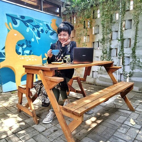 Weekend chill ☕ Selamat pagi! .
.
.
Hari ini @alkisah.rasa tutup .. hahaha cuma mau iming2 kamu kok gaes .. kalo Senin kamu bisa melipir ke sana lho kalo bosyan di kantor 🙌
Mungkin Copiah ada .. mungkin juga tidak 😝 
Seperti semalam dapat kejutan ada kk timo, kk salman dan kk agung tetiba muncul tapi ko hendronya udah pulang 🤦
.
.
.
Enggak sabar deh, nungguin kopi-kopinya ready .. mo makan donat dan kucelupin ke kopi .. pasti sedap 🙌 .
.
.
Siapa yang seneng nongkrong di Alkisah tapi kudu cabut cepet karena jam 20 udah tutup ... ? Yuklah!  Kita minta @hdjasmoro tutup lebih lama yuk kalo coffee shop nya udah ready 🙌 
Jadi kita bisa lamaan di sana kk kk @vitriemaulani
@timo_wp @salmanbiroe @karmalogy @judhopratama @jvr_nilasari @anastaeast @alexfoodism @ratihnugra @endahdwi.ekowati @antriesoeryanto @silvi_dw @ryriewulandari @jati_kp7 @cewealpukat @cutauzria @jeniainovamira @waoderadiatna 🤣🤣 pokoknya semuanya 🤣 kumention semua bisa jebol niy
#clozetteid #lifestyle #KulinerJakarta #AlkisahRasa