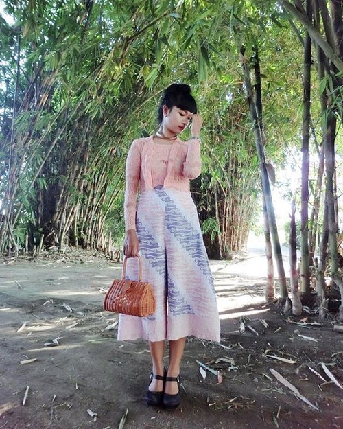 Feels like home when I found this place near my home.. bamboos 😍🎋 I repeat to wear this kebaya and culotte by @sofiadewi.co for my #fashionflashback today.. this rattan bag are @houseofkitsu new arrival 😍 I love it!! and I'm so lucky to have their pre-sale bag.. enjoy the rest of weekend ❤️ #ootd #ootdindo #sofiadewimudikdiary #sofiadewifashiondiary #sofiadewico #batikchic #batikmodern #houseofkitsu #madeinIndonesia #clozette @clozetteid #clozetteid #iwearup #upsisterhood
