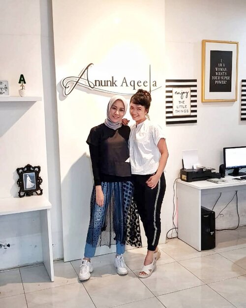 Finally bisa ngedate sama mbak @anunkaqeela @anunkaqeela.id 🤣
.
.
.
Sopiah kenal Mbak Anunk Juli 2017 pas awal masuk @rubicommunity by @avoskinbeauty .. lalu selalu ketemu tiap acara ulang tahun AVO tapi ngobrolnya serombongan.  Jadi ya gitu gitu ajaaaa.. 😁 kemarin puas banget bisa ngobrol 5 SKS ngalor ngidul sharing cerita sampai di plan ke depan .. insyaAllah bakalan lebih sering jumpa mbak after July 🙋🙏 lagi siapin kantor jogja duyu niy .. .
.
.
Kalo ngelihat koleksi di website udah banyak yang sold out gitu galau bener.. rasanya sedih karena koleksi yang dimau udah gak ada haha, tapi ya happy karena berarti keren donk kalo sold out, ye kan.. 😍
Mendukung banget plan mbak Anunk tentang koleksi signature-nya .. cool ❤️ semoga lancar menuju take off 2020, itu sebentar lagi kok 😍😍 waktu kalo lari cepet bener ngalahin superhero 🤣🤣 sampe seringnya 24 jam itu gak pernah cukup! 🤦🤦 Whooaaaa
.
.
.
Jaga kesehatan, mbak Anunk! Sampai ketemu lagi... 😘🤗💙
#clozetteid #latepost #SofiaDewiMudikDiary #DesignerLife