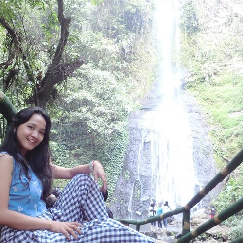 Salah satu tempat wisata yang saya kagumi sekaligus saya takut adalah air terjun.. Menurut saya... sangat misterius hehehee ❤️ Biasanya saya gampang ngos-ngosan kalo jalan jauh menuju air terjun yang biasanya turunannya terjal begitu pula ketika pulang .. naiknya pun wow banget. Tapi dengan pergi bersama keluarga ternyata bisa bikin fisik jauh lebih kuat dan gak berasa pegel.. dibayar dengan dinginnya tempat ini ❤️ Hari minggu-mu kamu isi dengan apa? Selamat liburan ya 🌻

#sofiadewitraveldiary #weekend #clozetteid #clozette #sofiadewiweekenddiary