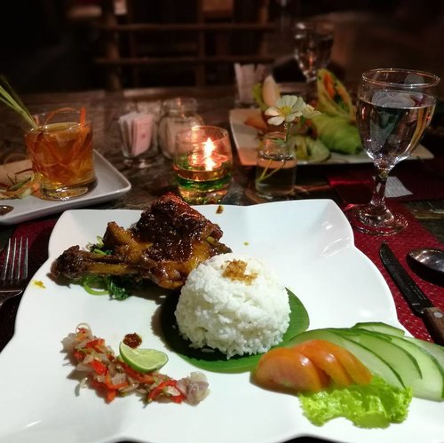 Dinner time.. Ayam bakar bumbu bali dari @amataborobudurresort ini enak banget! Pakai ayam kampung 🍽️ .
.
.
Selamat makan!
.
.
.
#sofiadewiculinarydiary #SofiaDewiTravelDiary #amataborobudur #indonesianfood #clozetteid #lifestyle #foodporn #foodism #foodgasm #foodie #magelangtrip