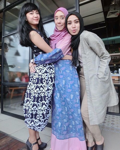 #throwback Happy three friends 💕

We're a big fans of stylish Modern Indonesia 🎉

#sofiadewifashiondiary #clozetteid #sofiadewico #batikchic #clozette