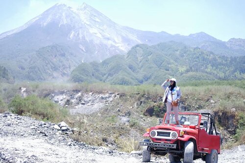 Jogja itu ngangenin Kan? 💚

Nostalgia setahun Lava Tour Merapi bareng @sahabatkai .. 

Kangen Naik kereta ke Jakarta Dan Bandung 😆
Kangen Bisa duduk dekat-dekat Kalian tanpa Masker / face shield 🤗

Jangan Kasih kendor ya protokol kesehatannya, teman2 .. 

Stay safe,
Stay sane semuanya 💚

Selamat menikmati sisa weekend 💃

#ClozetteID #lifestyle #wheninjogja #throwback2019 #throwbacktrip