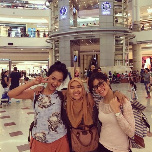 Happy Three Friends 👯👯👯😛❤️am gonna miss this! 
@megajannaty @mindalubis 
#latepost #clozetteid #clozettegirl #KLCC #suriaKLCC #friendship #girlfriend #funyourself #weekendtrip