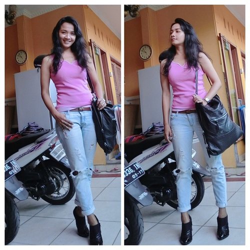 Karena halangab signal... Rada susah eksis kemarin hehehee

This is my sunday outfit :)
Unbranded pink top
@stradivariusoficial ripped jeans
@hm leather bag
Charles and keith ankle boots
@casioid sheen watch

Dont forget to upload your aelfie pic and join @clozetteid #clozetteid campaign : #pedulilewatselfie untuk breast cancer awareness... Ditunggu!! ^^ #pinktober #fashion #fashionid #fashionworld #clozette #clozettegirl #clozetteambassador #ootdcampaign #campaignid