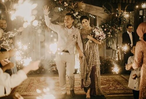 A marriage is not a noun, it's a verb .. It isn't something you get, it's the way you love your partner everyday ... 💜22.02.2020 💜 .
.
.
.
The wedding of Jati & Yoan 🥰
Thank you, Mas @jati_kp7 & @yoanovita88 .. for this opportunity 💜 I'm so happy to be part of your big day 💜 Happily ever after... Aamiin
.
.
.
And thanks @kontikiphotography for the beautiful captured!! 📸
And my best WO team : @silvi_dw @dhanitobox , Vicky Handoko, Mandra Adi Gunawan, Zaky Zaman, Dera .. .
.
.
This is a story .. with a happy ending 💜💜 we love it!!
#clozetteid #lifestyle #fashionid #designerlife #sofiadewicowedding #thewedding
👗 @sofiadewi.co