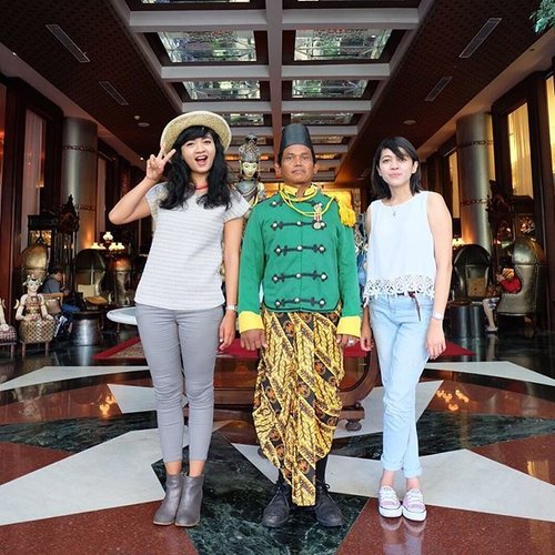 We're checkin' out know.. see you again, Solo! But I'm happy to stay in @theroyalsurakartaheritage .. Wish to stay here again next month! 👭

A casual look from me and @cutauzria for todays temple tour.. in the middle we have the guardian. 
thank you @desmanita for the picture. 
#sofiadewitraveldiary #solocitytrip #centraljavatrip #theroyalsurakartaheritage #solohotel #sofiadewifashiondiary #travel #traveling #IndonesiaHeritage #Heritage #clozette #clozetteid @clozetteid