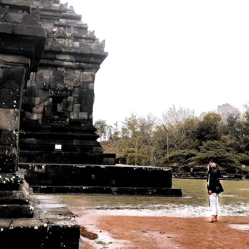 Spending time in a temple is healing energy 💚🙏Weekend lalu cuma Bisa keliling komplek luar candi-candi dekat rumah, Kali ini, pagi-pagi nulis blog tentang trip ke Candi Ijo Januari kemarin .. Konon, candi ini merupakan Candi dengan lokasi Paling tinggi di Jogja, lho! Selama pandemi, Candi tidak dibuka, Hanya taman wisata di sekitarnya saja.. Nanti kalau sudah normal... Kita ke Sana lagi ya! 💚 Kapan waktu yang tepat untuk pergi ke Candi Ijo? Pagi atau sore. 💚 Rute tempat wisata yang sekalian jalan dengan ke Candi Ijo kemana aja? Tebing breksi, Candi Boko, Candi Barong, Candi Sojiwan.💚 Outfit yang cocok dipakai me Candi Ijo?Casual. Flat shoes/sneaker/sandal. Detail lengkap tentang Candi ijo, simply meluncur ke link di profile ya.. Blognya sudah up! Semoga Bisa mengobati rindumu pada Yogyakarta.. 💚#ClozetteID #sofiadewitraveldiary #candiijojogja #visitjogja #justtravel #yogyakarta