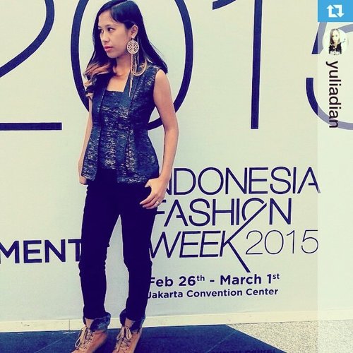 Another idea to wearing my premium kutubaru 😍looks chic yet casual ❤️ Thank you mbak di @yuliadian for donning my baby mrutu sewu at @indonesiafashionweek #IFW2015 Smooch!! ❤️❤️❤️❤️ #clozette #ClozetteID #clozettegirl#SwansTwenty #modernIndonesia #cantikindonesia #kutubaru #premiumkutubaru #leecooper#repost from @yuliadian with @repostapp. ・・・ Its a #latepost when I dress up for Indonesia Fashion Week 2015. MC-ing for SwansTwenty media press conference that day.. Top by Kutubaru @swanstwenty jeans by @leecooperindo earing by Forever 21 and shoes from flea market in Paris.#fashion #ootd