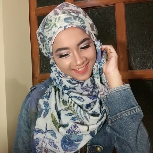 Selamat siang...
.
.
.
Selamat menjalankan ibadah puasa hari ke-4 ya.. .
.
.
Saya ada blogpost baru tentang casual hijab tutorial. Yaitu bagaimana membuat look hijab seperti ini hanya dengan 3 langkah mudah. Mau tahu kaya apa dong...? Yuk langsung klik : https://sofiadewi.com/2017/05/28/fashion-tiga-langkah-mudah-membuat-casual-hijab-tutorial/
.
.
.
Hijab yang saya pakai ini sebenarnya shawl. Handmade by @batiktukshop @bagusgonk @oma.art.design Yogyakarta. 
#clozetteid #lifestyle #tutorialhijab #ramadhanchallenge #bloggerperempuan #newblogpost #sofiadewidotcom #sofiadewiramadhandiary #batiktuk #ramadhanday4
