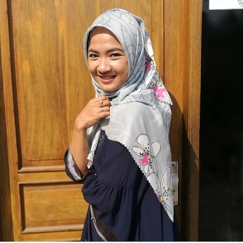 Ramadhan Hari ke-30 : Alhamdulillaah .. 🙏...Dandan kilat Karena musti foto😋 coba tebak ... Sopiah udah Mandi Dan sisiran apa belom? 😁...Selamat, teman-teman muslimku! 30 Hari penuh tahun ini memang benar-benar berbeda 🤗 Selamat beristirahat.. Besok lebarannya di rumah aja ya!Pastikan quota penuh, Batre penuh, tidur cukup .. latihan dulu yang Mana angle terbaikmu .. pastikan Juga semua kamera, powerbank Dan laptop sudah penuh batrenya!  besok, bakalan banyak Video Call Kan 🤩😍...Oh,Aku besok gabole pakai gincu warna nude .. Dan gabole lupa pakai eyeliner ... gak mau dibilang belom Mandi soalnyaaaaa dong ya kaaaann 🤗...Last but not least .. Jangan mau kalah sama teman-teman medis yang semangat berjuang di rumah sakit .. teman-teman aparat yang mengamankan jalanan..Kita semua Juga harus ikutan berjuang melawan ego & Rasa bosan di rumah, keadaan Kita masih jauh lebih baik daripada mereka Kan 🤗Pokoknya ... Jangan Terserah yaaaa .. takjiwit nanti kamu 😑...Love ❤️#clozetteid#EidMubarak #SelamatIdulFitri1441H #DiaryRamadhan1441H