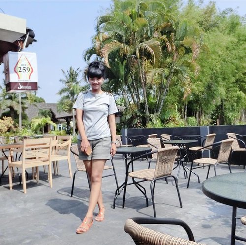 Have a good monday to you all.. I love the weather today.. it's sun(ny)day monday 🌻🌻 I'm wearing grey theme today.. with touch of orange.. click for more detail.. and double click if you love my pick of the day .. #sofiadewifashiondiary #mondaynoon #monday #sofiadewitraveldiary #yogyakarta @tasneemhotelyogyakarta #etnikcafe #hoteljogja #hotelreview #lifestyleblogger #ootd #ootdindo #potd #cotw #clozette #clozetteid