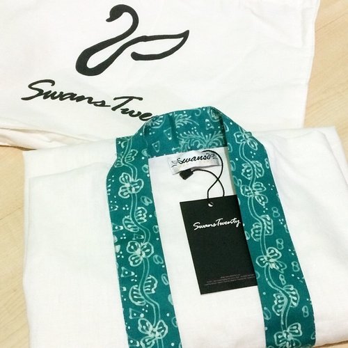custom kimono cardigan for miss andriza ❤️its linen cotton mixed with batik 😍 #sofiadewi #swanstwenty #swanstwentymall #cantikIndonesia #modernindonesia #fashionid #batikchic #kimonocardigan #clozette #clozetteid