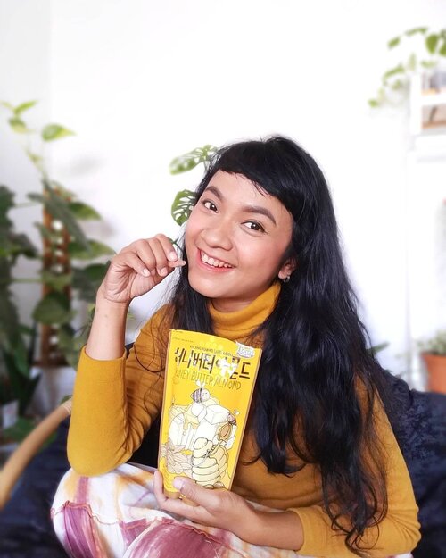 Ngobatin kangen sama Korea Selatan .. Suatu Hari pergi ke @peppermint.organics dianterin @soekapot .. anterin Monstera buat ceu @hildacherie yang menang war di live sale @kebonmbahdukuh .. Lihat snack almond yang gak skip dicemilin selama di Seoul 🤭 receh banget emang ngobatin kangennya.. Siapa yang kayak aku Juga? Kangen travelling, yang dicari makanan asalnya biar berasa lagi di Sana .. 🙈 sampai pakai baju yang sama dipake pas autumn waktu Itu 📷Seru juga lho bisa nemu store yang jual banyak makanan asli Korea .. (selama mudik selalu jd anak rumahan 😆 jadi baru tau kemarin) next, mau masak goodpokki! Nunggu temen2 berkebun ke Rumah deh .. makan bakso sama rice Kak pake saos jjajang ya gengs @petiolee @ditanya_goku @putu_kresna07 @jogjahouseplants @javascape_ag 🤭 @tanamandian @yuliadian nyusul ya 😆#ClozetteID