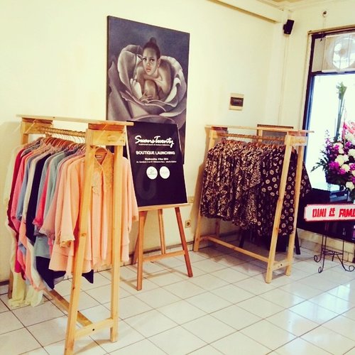 Salah satu fashion corner kami.. Pop-up counter.. Di lobby.. Malamnya langsung ludws hehehehe.. Terima kasih 😊😊 #clozetteid #swanstwenty #swanstwentyboutiquelaunch #clozette #localfashion #jakartaboutique #modernindonesia #sofiadewi