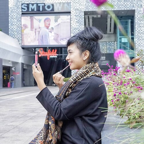 Kangen touch-up di depan Mall 😆....Aku sedang memulai sesuatu sama @irmapuspita_ , kenalnya baru 6 taon 😆 ketemunya Bisa dihitung pakai jari.. dia seru banget diajak diskusi, padahal lagi pusing sama negara 🤗 biar bisa balik ke Starfield bareng2 .. ...Impiannya simple kalo Kita mAh 😆 pergi piknik tanpa nyusahin siapa-siapa......Nah kalo lip cream, Aku suka banget nih sama @lookecosmetics holy lip series, ini Aku lagi pakai shade irene. Suka warnanya terakota di bibir aku .. lagi matching sama musimnya 😍Aku Suka diingetin biar segera vegan sama @rianilesmana @suryalee007 , kumulai dari lip cream nya dulu ya yang vegan , hihihi.. ...📸 @waoderadiatna Sony a6500#clozetteid #sonyforher #wheninseoul #justtravel