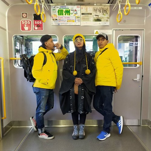 #latepost
Pose at metro! .
.
.
Sesekali jalan-jalan ditemenin bodyguards .. 🤣 dijagain, jadi pas terjun bebas di eskalator ada yang narik 😇 makacii, Mas Mas! 
Ki-ka : 
@gewe_alu - Sopiah - @andhika_fan13 .
.
.
.
Jarang-jarang nemu kereta yang sepi sisi depannya seperti ini .. jadi gak boleh dianggurin 😜
.
.
.
Tim kuning, foto dulu ... 💛💛💛
#clozetteid #Lifestyle #traveler
