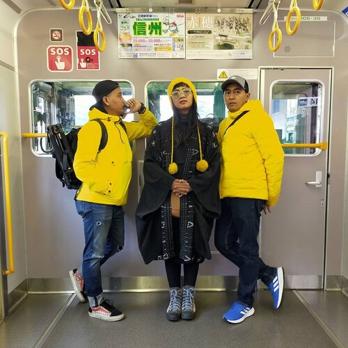 #latepost
Pose at metro! .
.
.
Sesekali jalan-jalan ditemenin bodyguards .. 🤣 dijagain, jadi pas terjun bebas di eskalator ada yang narik 😇 makacii, Mas Mas! 
Ki-ka : 
@gewe_alu - Sopiah - @andhika_fan13 .
.
.
.
Jarang-jarang nemu kereta yang sepi sisi depannya seperti ini .. jadi gak boleh dianggurin 😜
.
.
.
Tim kuning, foto dulu ... 💛💛💛
#clozetteid #Lifestyle #traveler