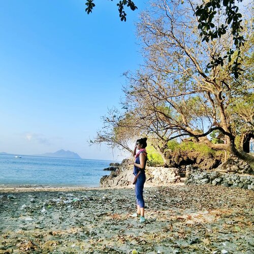 Some people dream of success.. While other person get up every morning and make it happen .. .
.
.
Which one are you? It's monday mantra 🙋 GOOD MORNING ☕ Let's get the beat! .
.
.
.
.
.
.
Soulful Travel, TorajaMelo
🏝️ Longot Beach , Adonara Island, 7am .. 📸 Casio Exilim TR 60
Shawl @torajamelo
👜 @fossil
👟 @skechersidn 
#Clozetteid #Lifestyle 
#PulauAdonara
#GoingEast
#ExploreEastNusaTenggara
#ExploreIndonesia #ExploreNTT #AdonaraIsland #BeautifulDestinations #SoulfulTravel #IndonesianTraveller #Travel #Travelling #Traveller #LetsGetLost #StylishTraveller