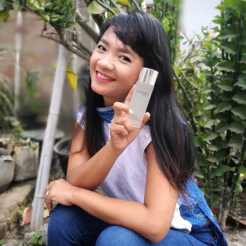 #AvoskinAtJXB Hallo 🙋 ...Aku mau cerita tentang skincare favorit aku nih! Sama-sama lahir di Jogja, @avoskinbeauty sama aku ada banyak kemiripan lho! Di antaranya : bersahabat, mudah beradaptasi sama orang baru dan cinta lingkungan! (Weits!🤣) Kemasan barunya sudah sangat membumi dengan botol kaca yang higienis dan ramah lingkungan 💙 ...Udah pada tahu kan kalau Avoskin akan hadir di Jakarta X Beauty, 26-28 Juli 2019 nanti di Senayan City! Nah! Dan seperti biasa.. akan ada banyak campaign menarik yang pasti bakalan bikin antrian mengular seperti tahun-tahun lalu! ...Nah!Tahun ini, selain ada free merchandise dan diskon up to 40%, kamu juga bisa dapat ekstra diskon 5% lho saat belanja di booth Avoskin JXB 2019! kamu cukup bawa 2 botol kosong kemasan Avoskin kamu, gaes! Dan kalau kamu tukerin botol kosong-mu di hari pertama, kamu bakalan diikutin undian IPhone X!! Wiiiiih 😱💙 #LoveAvoskinLoveEarth !! ...Mark your calendar ya, gaes! Pastikan kamu pakai baju dan alas kaki yang nyaman, air putih dalam reusable bottle, plus bawa tas belanja kain dari rumah ya! No plastic please, yaaaa 🙋Happy hunting! Happy shopping! And have fuuuun di #JXB2019 🙋#clozetteid #beauty #lifestyle #eventjakarta #SenayanCity