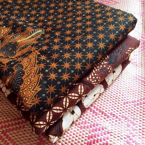 who can say no to batik....? ❤️❤️❤️ next fabric to play with 😋😋 wait and see.. thanks, girls!! #clozette #clozetteid #batikcantik #batiketnik #batik #swanstwenty #sofiadewifashiondiary #swanstwentybatik #batikid