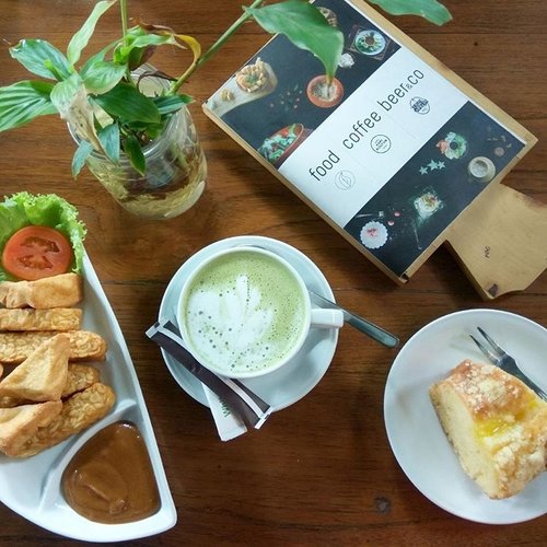 Relax dulu di @rumahsanur - Kopi Kultur.. Hot green tea latte nya ini enak! Lemon cake nya sedap! Bumbu kacang untuk tahu tempe ini juga original dan legit! gonna review soon on my blog!
.
.
.
#sofiadewitraveldiary #sofiadewiculinarydiary #foodporn #foodism #lifestyle #clozetteid #kopikultur #rumahsanur  #balitrip #foodblogger #kulinerbali