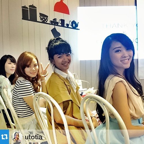Thank you tia for this pic 😘😘 #Repost @utotia with @repostapp. ・・・ Hello dear @clozetteid Ambassadors! Hihi nice to meet again in this Clozetters Meet Up while learning how to take great picture with smartphone with @mariakarinaa @hellosmithies @plopherz #smithiesxclozette #delico #clozetteid