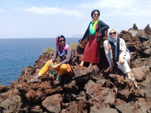 #throwback Adonara Trip with Melo's Angels .
.
.
Behind the scene @torajamelo yang akan jaga gawang 3 kantor .. Ada Bu @dinnyjusuf yang jaga kantor pusat di Batutumonga, Toraja .. yang pembagian waktunya 1 minggu Jakarta, 3 Minggu Toraja .. dan bakalan dibagi lagi waktunya buat ke NTT 😁
.
.
.
Ada Mbak @ernasyahruddin yang akan full time jagain kantor Jakarta .. Cabal yah gaes, kantor menteng masih dipersiapkan 🙌 nanti diundang semua pas opening butik 😍😍
.
.
.
Dan ada Sopiah 🤣 Yang jagain kantor Jogja .. untuk desain, produksi dan pemasaran .. akan bagi waktu 2 minggu di Jogja dan 2 minggu di Jakarta, kadang juga ke Sulawesi dan NTT 🙌Sedang renovasi total, nanti diundang juga pas opening 🙌 tungguin ya! .
.
.
Selain kami bertiga juga ada Utami di London dan Aparna di Vietnam yang back-up spirit dan plan kami 🙌 juga angels lainnya yang gak bisa disebutin 1-1 🤗😍
.
.
.
semoga semua sehat, bergembira dan semangat terus! Seperti kamu semua yang gak stop menyemangati, Sopiah gaes 😘😘 thank you!! .
.
.
Enjoy your weekend ya!!
#clozetteid #lifestyle #travel #justtravel #socialenterprise #saveweavingsavelife #soulfultravel